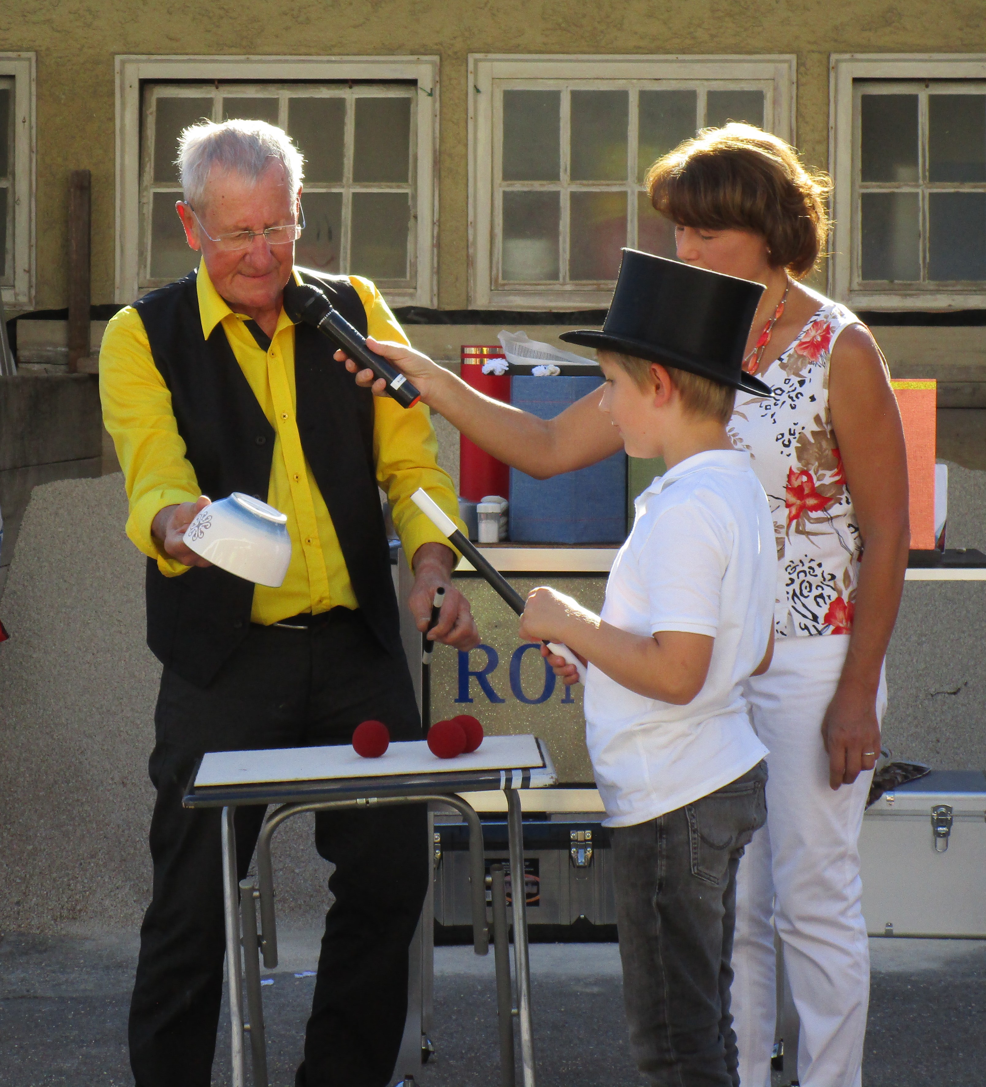  Zauberer Rondini mit einem jungen Helfer und Ortsvorsteherin Monika Schneider. 