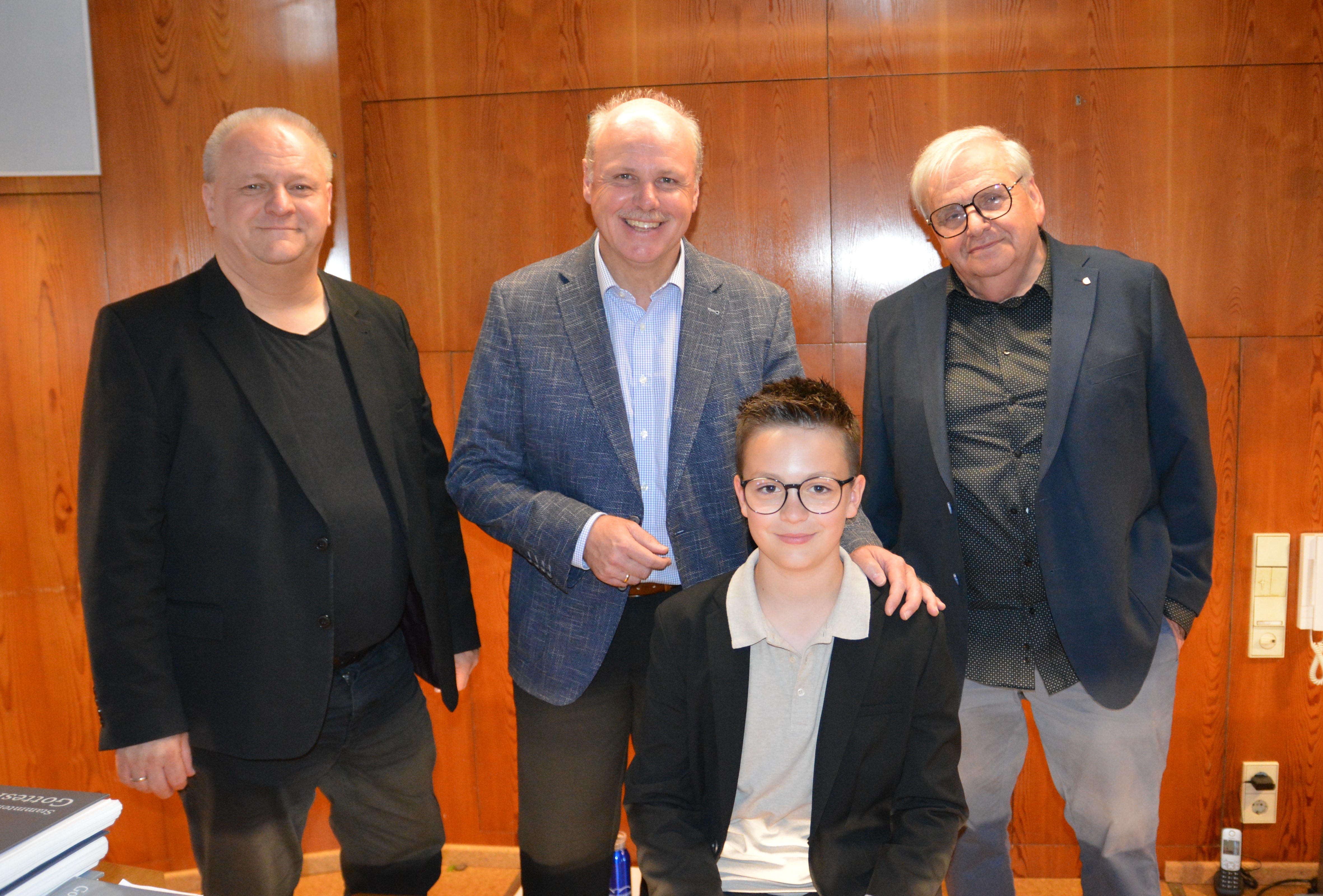  Von rechts nach links: Walter Johannes Beck, Samuel Fauser, Bürgermeister Michael Rembold und Manfred Fischer vom Jugend Musiziert-Regionalverband. 